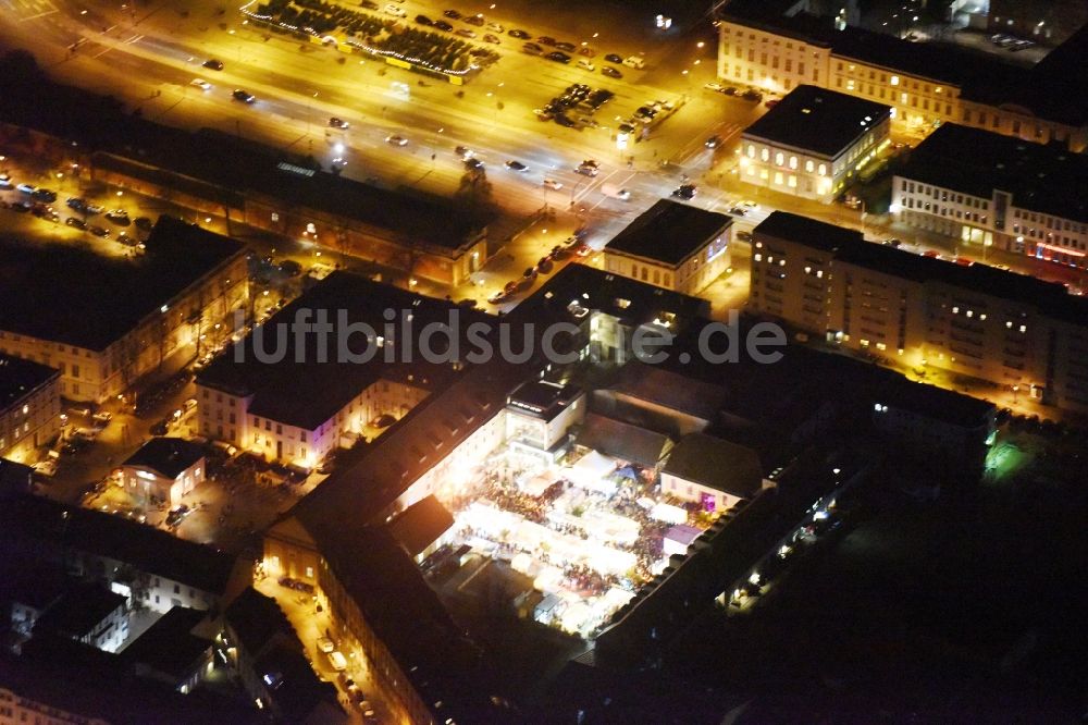 Potsdam von oben - Weihnachtsmarkt- Veranstaltungsgelände und Verkaufs- Hütten und Buden Auf dem Kutschstallhof - Am Neuen Markt in Potsdam im Bundesland Brandenburg