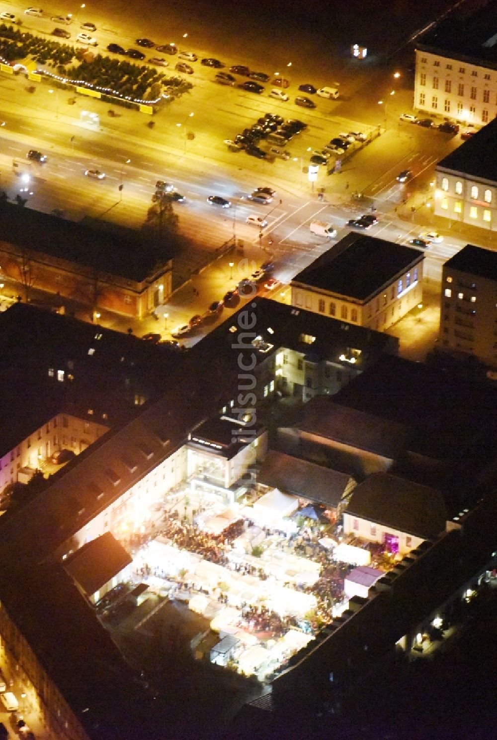 Potsdam aus der Vogelperspektive: Weihnachtsmarkt- Veranstaltungsgelände und Verkaufs- Hütten und Buden Auf dem Kutschstallhof - Am Neuen Markt in Potsdam im Bundesland Brandenburg