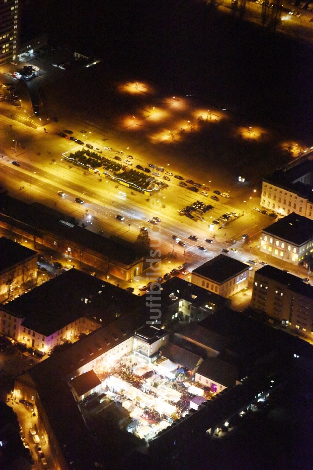 Luftbild Potsdam - Weihnachtsmarkt- Veranstaltungsgelände und Verkaufs- Hütten und Buden Auf dem Kutschstallhof - Am Neuen Markt in Potsdam im Bundesland Brandenburg