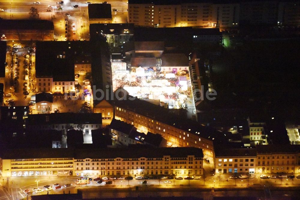 Luftaufnahme Potsdam - Weihnachtsmarkt- Veranstaltungsgelände und Verkaufs- Hütten und Buden Auf dem Kutschstallhof - Am Neuen Markt in Potsdam im Bundesland Brandenburg