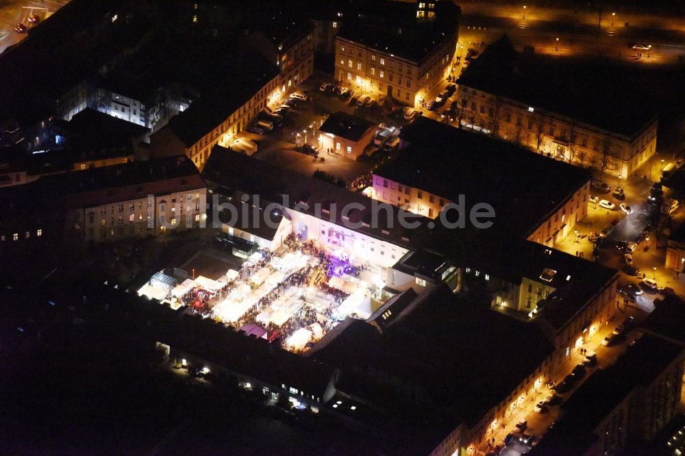 Potsdam aus der Vogelperspektive: Weihnachtsmarkt- Veranstaltungsgelände und Verkaufs- Hütten und Buden Auf dem Kutschstallhof - Am Neuen Markt in Potsdam im Bundesland Brandenburg