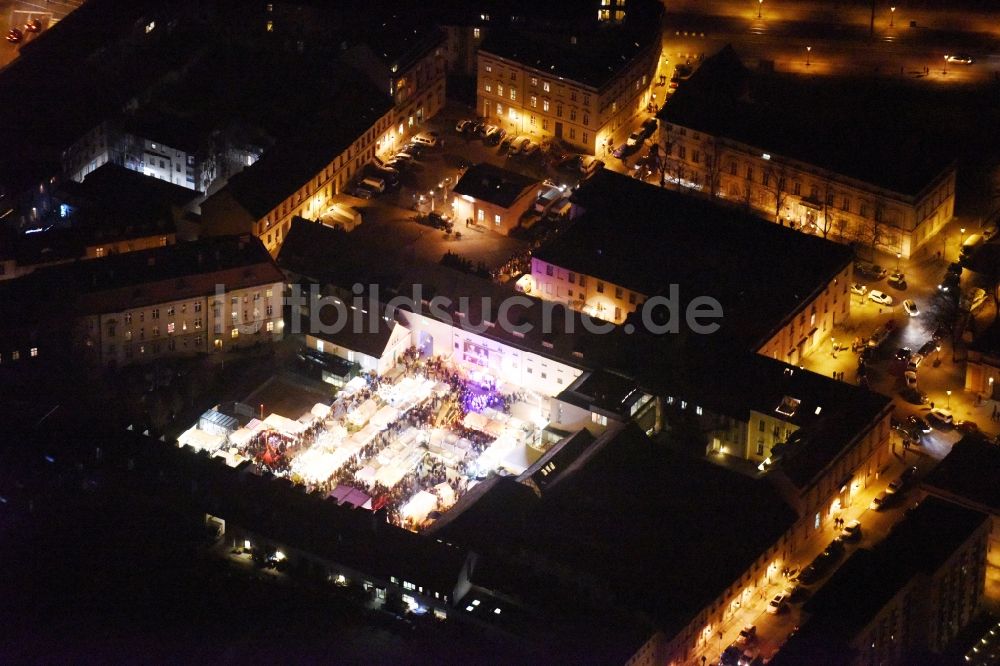 Luftbild Potsdam - Weihnachtsmarkt- Veranstaltungsgelände und Verkaufs- Hütten und Buden Auf dem Kutschstallhof - Am Neuen Markt in Potsdam im Bundesland Brandenburg