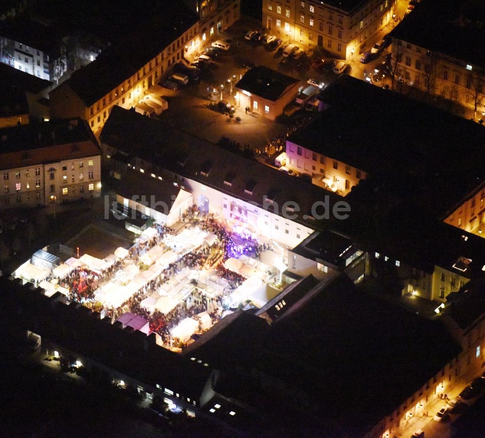 Luftaufnahme Potsdam - Weihnachtsmarkt- Veranstaltungsgelände und Verkaufs- Hütten und Buden Auf dem Kutschstallhof - Am Neuen Markt in Potsdam im Bundesland Brandenburg