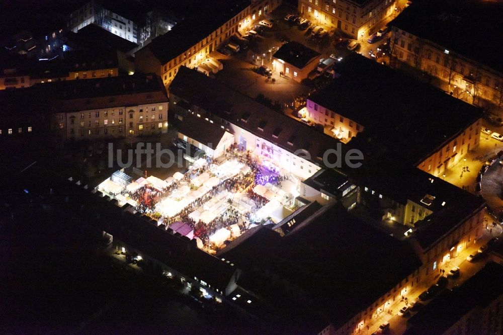 Potsdam von oben - Weihnachtsmarkt- Veranstaltungsgelände und Verkaufs- Hütten und Buden Auf dem Kutschstallhof - Am Neuen Markt in Potsdam im Bundesland Brandenburg