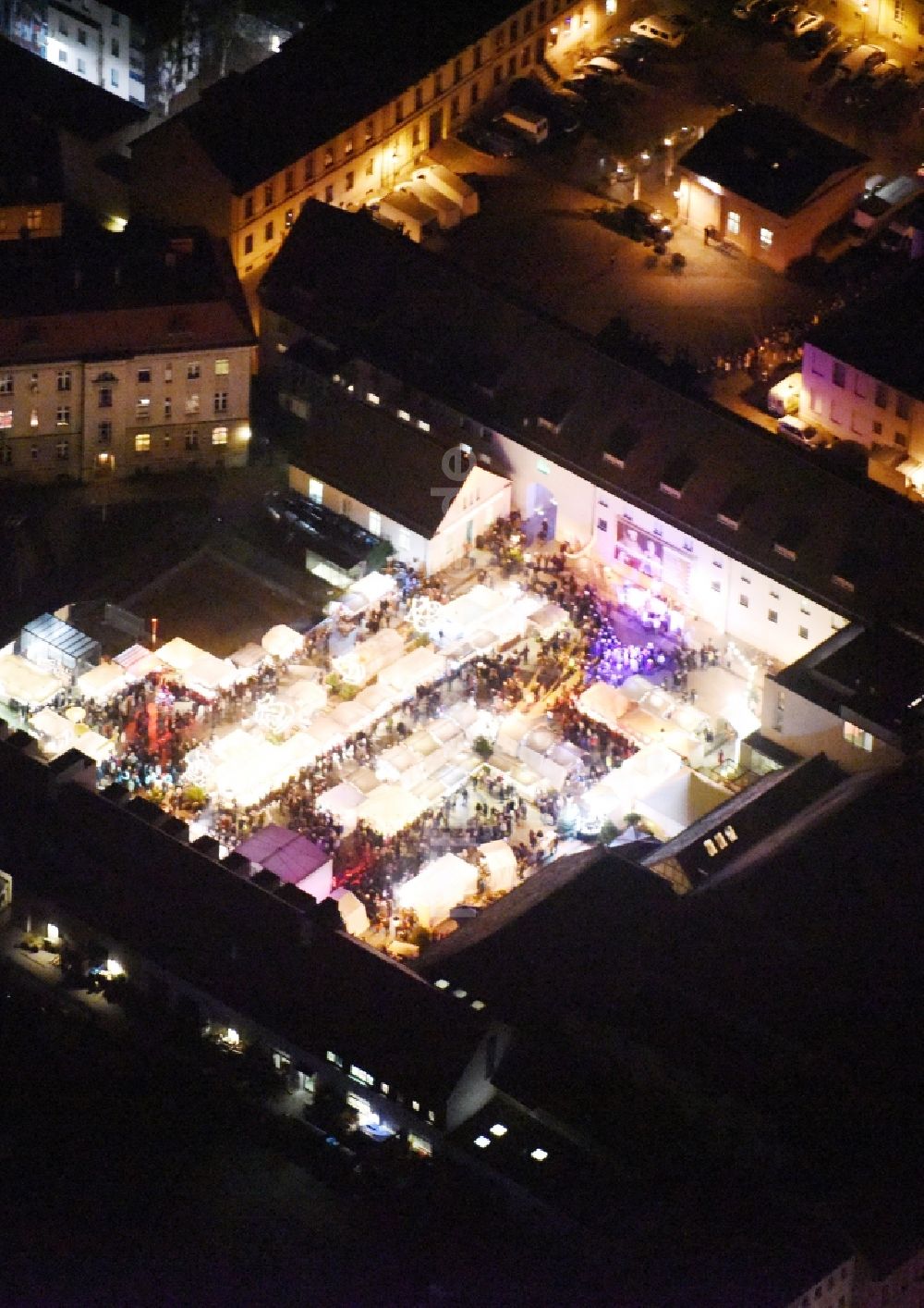 Potsdam aus der Vogelperspektive: Weihnachtsmarkt- Veranstaltungsgelände und Verkaufs- Hütten und Buden Auf dem Kutschstallhof - Am Neuen Markt in Potsdam im Bundesland Brandenburg