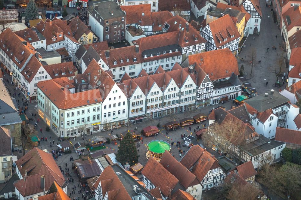 Soest von oben - Weihnachtsmarkt- Veranstaltungsgelände und Verkaufs- Hütten und Buden am Markt in Soest im Bundesland Nordrhein-Westfalen, Deutschland