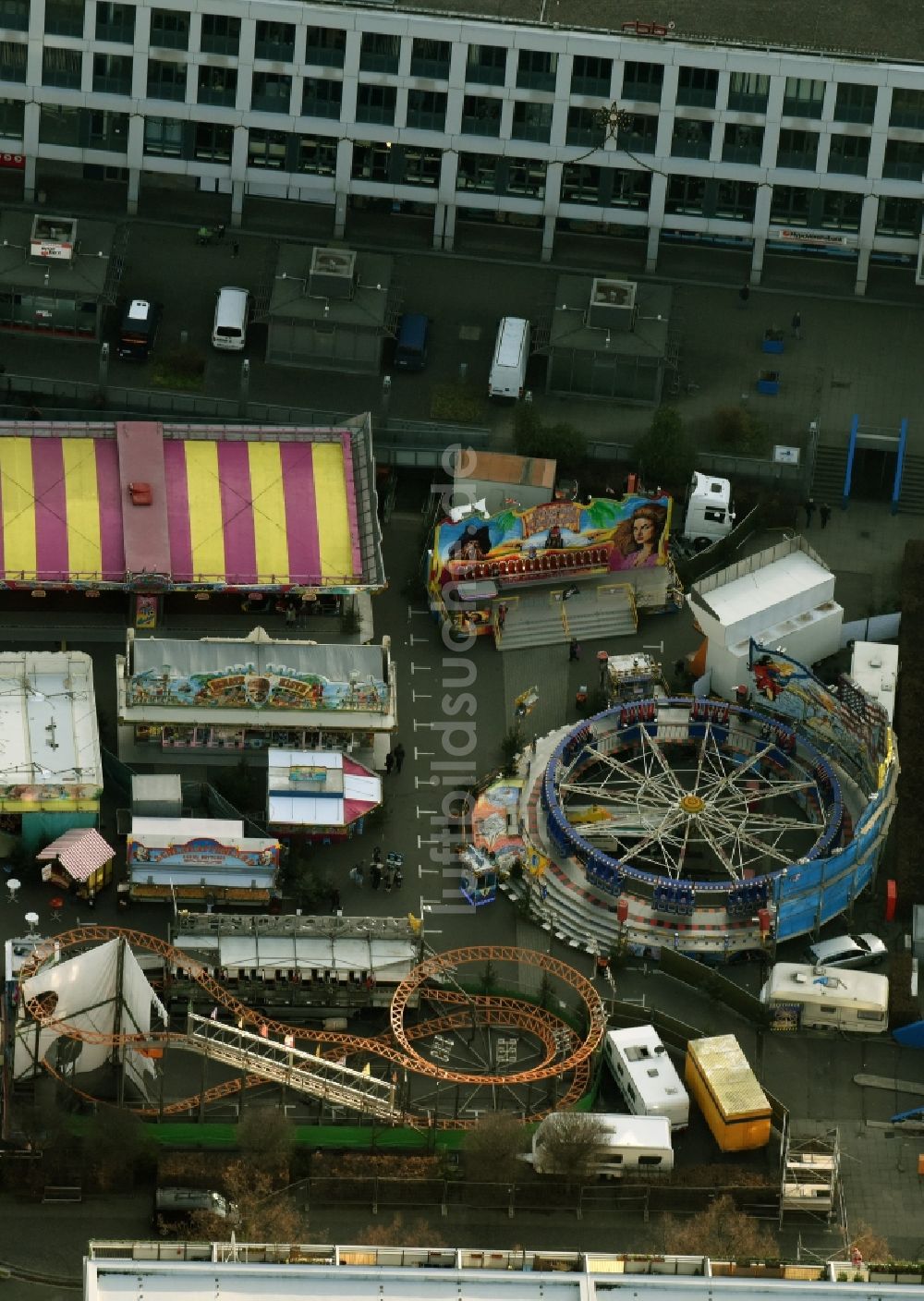 Frankfurt (Oder) von oben - Weihnachtsmarkt- Veranstaltungsgelände und Verkaufs- Hütten und Buden am Marktplatz in Frankfurt (Oder) im Bundesland Brandenburg