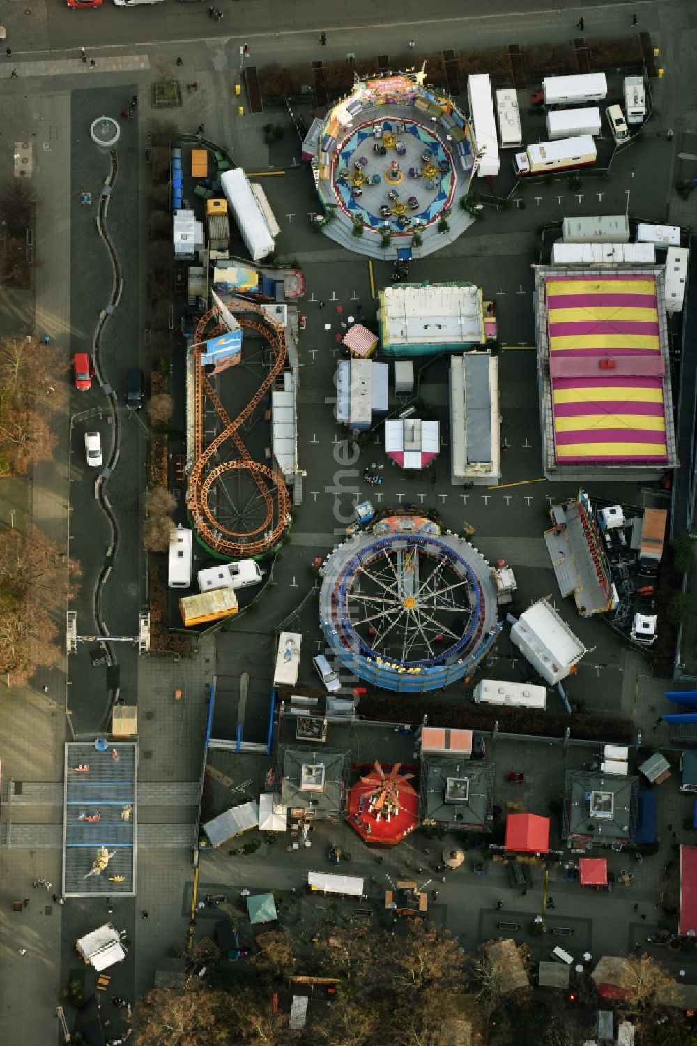 Frankfurt (Oder) von oben - Weihnachtsmarkt- Veranstaltungsgelände und Verkaufs- Hütten und Buden am Marktplatz in Frankfurt (Oder) im Bundesland Brandenburg