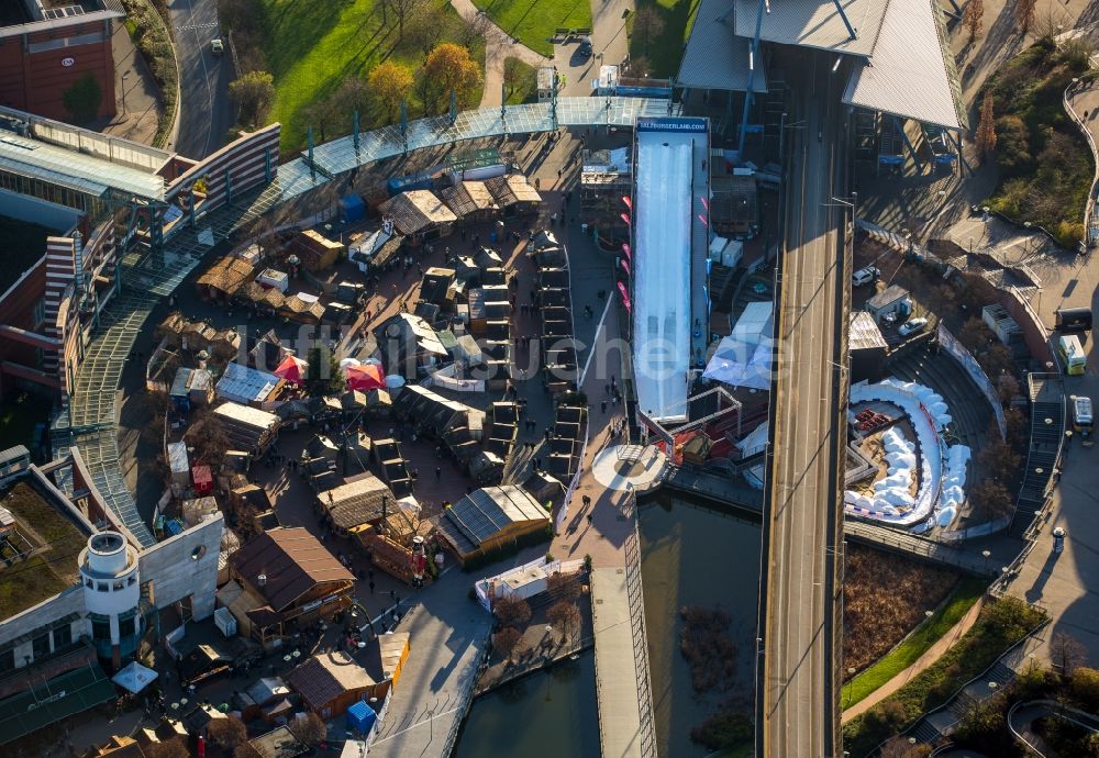 Oberhausen aus der Vogelperspektive: Weihnachtsmarkt- Veranstaltungsgelände und Verkaufs- Hütten und Buden auf dem Platz der Guten Hoffnung am Centro in Oberhausen im Bundesland Nordrhein-Westfalen