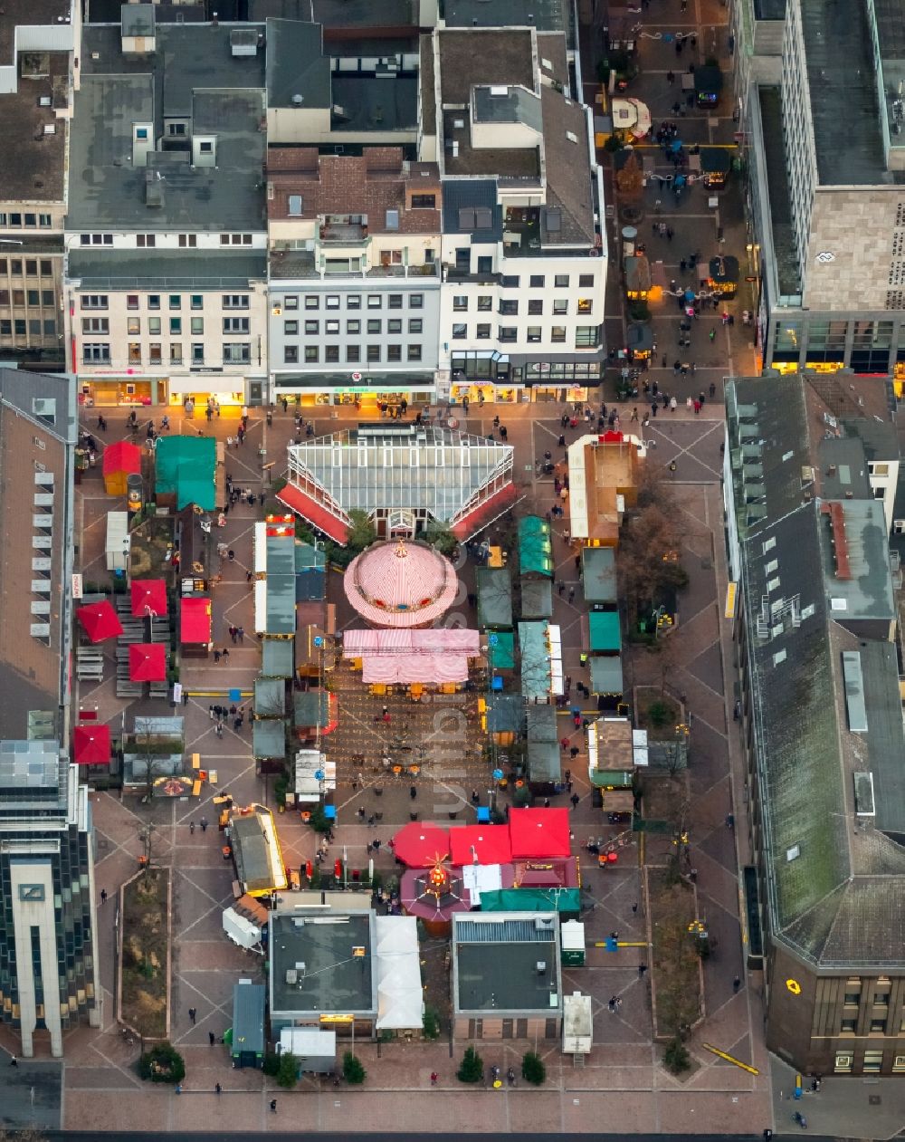 Luftaufnahme Bochum - Weihnachtsmarkt- Veranstaltungsgelände und Verkaufs- Hütten und Buden auf dem Dr.-Ruer-Platz im Ortsteil Bochum Mitte in Bochum im Bundesland Nordrhein-Westfalen