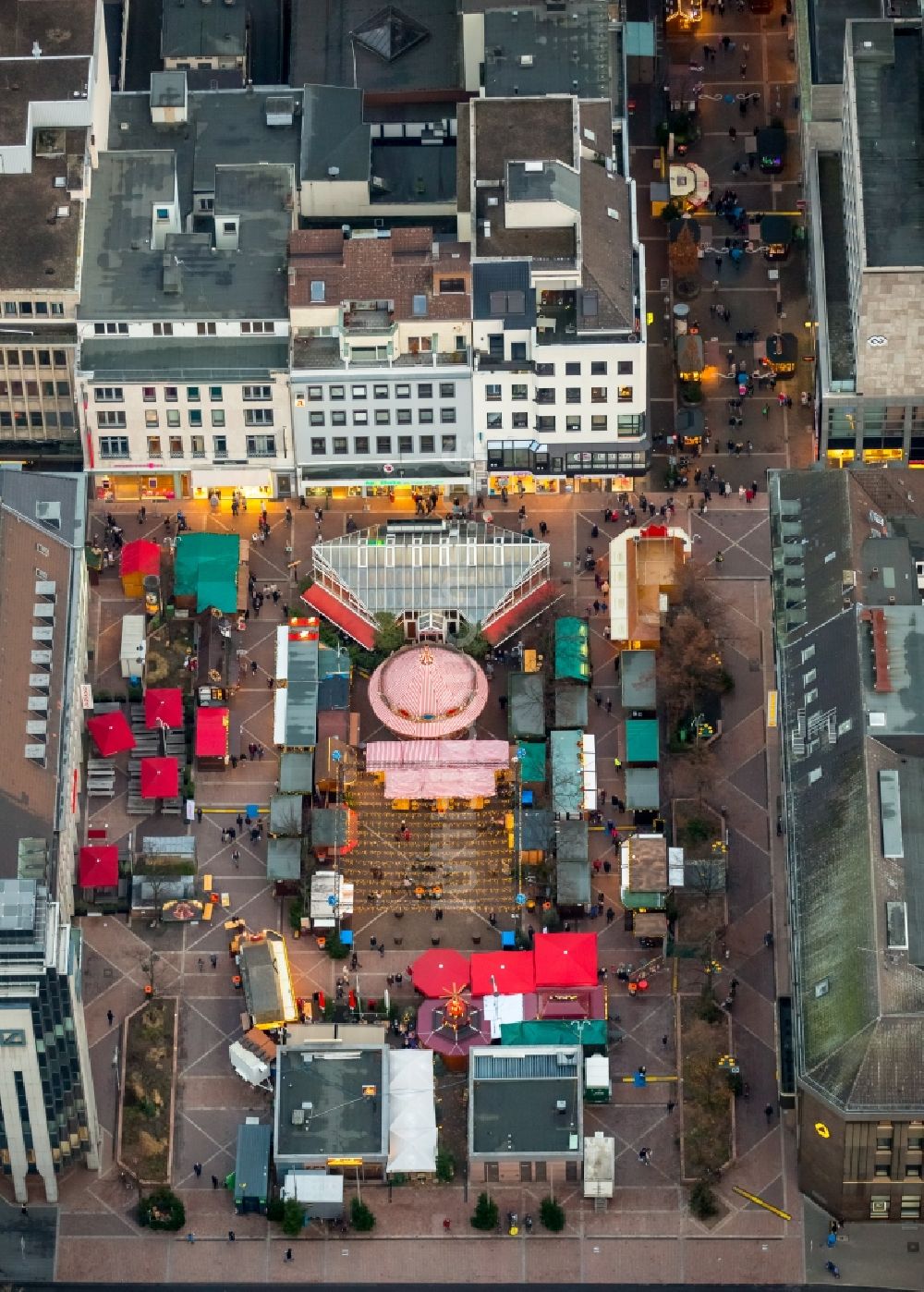 Bochum von oben - Weihnachtsmarkt- Veranstaltungsgelände und Verkaufs- Hütten und Buden auf dem Dr.-Ruer-Platz im Ortsteil Bochum Mitte in Bochum im Bundesland Nordrhein-Westfalen