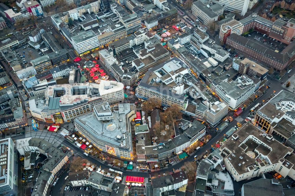 Bochum aus der Vogelperspektive: Weihnachtsmarkt- Veranstaltungsgelände und Verkaufs- Hütten und Buden auf dem Dr.-Ruer-Platz im Ortsteil Bochum Mitte in Bochum im Bundesland Nordrhein-Westfalen