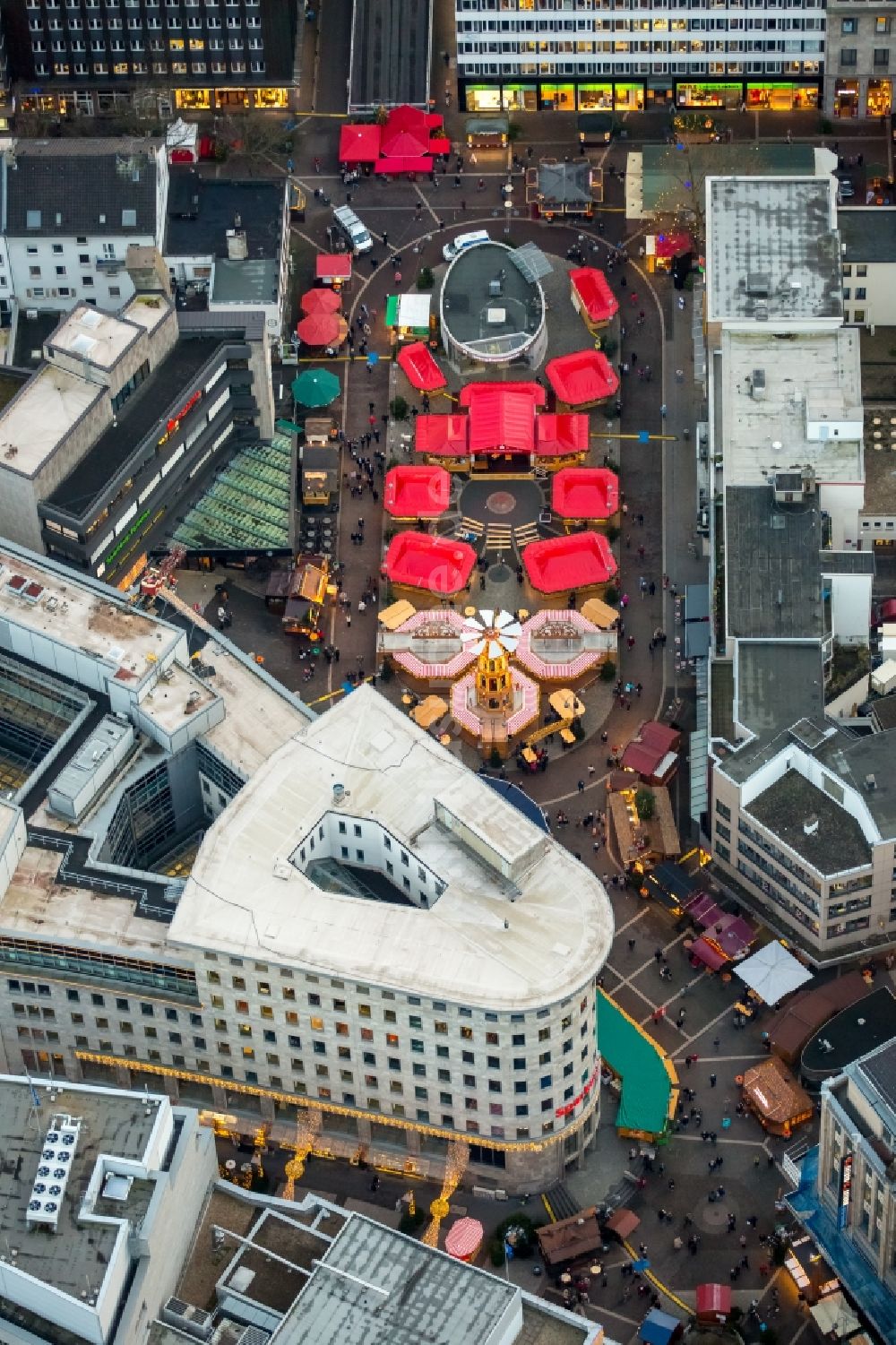 Luftbild Bochum - Weihnachtsmarkt- Veranstaltungsgelände und Verkaufs- Hütten und Buden auf dem Dr.-Ruer-Platz im Ortsteil Bochum Mitte in Bochum im Bundesland Nordrhein-Westfalen