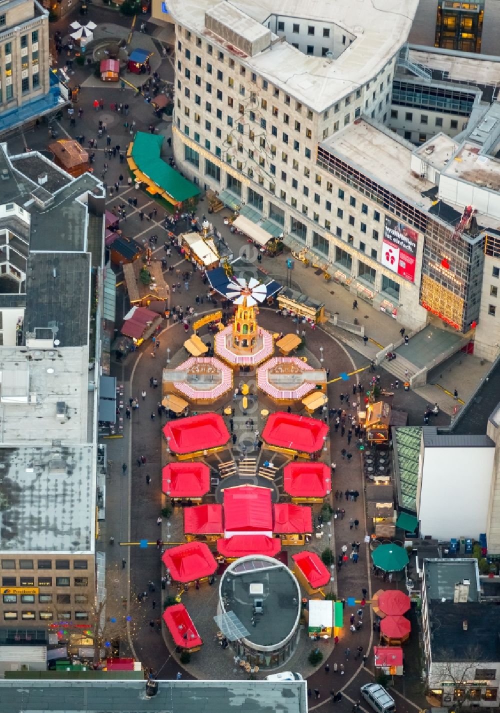 Luftaufnahme Bochum - Weihnachtsmarkt- Veranstaltungsgelände und Verkaufs- Hütten und Buden auf dem Dr.-Ruer-Platz im Ortsteil Bochum Mitte in Bochum im Bundesland Nordrhein-Westfalen