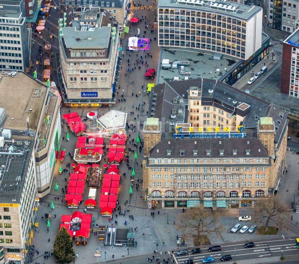 Essen von oben - Weihnachtsmarkt- Veranstaltungsgelände und Verkaufs- Hütten und Buden zwischen Willy-Brandt-Platz in Essen im Bundesland Nordrhein-Westfalen