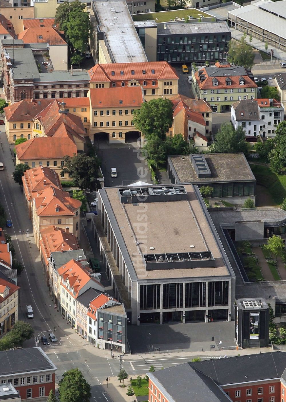 Weimar aus der Vogelperspektive: Weimarhalle am UNESCO-Platz in Weimar im Bundesland Thüringen