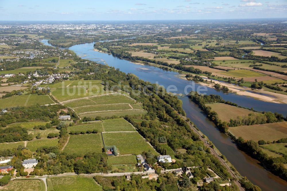 Luftaufnahme Savennieres - Weinbergs- Landschaft der Weinbau- Gebiete in Savennieres in Pays de la Loire, Frankreich