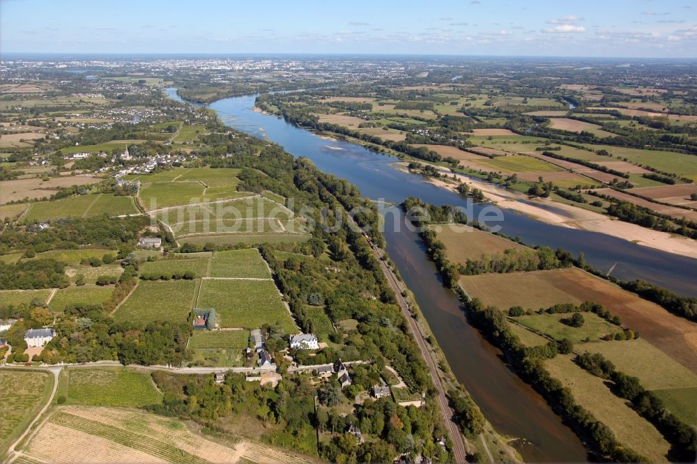 Savennieres von oben - Weinbergs- Landschaft der Weinbau- Gebiete in Savennieres in Pays de la Loire, Frankreich