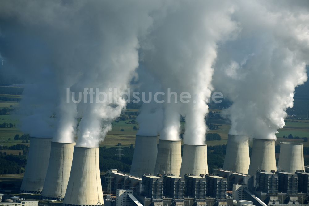 Luftbild Teichland - Weiße Abgaswolken am Wärmekraftwerk Jänschwalde im Bundesland Brandenburg