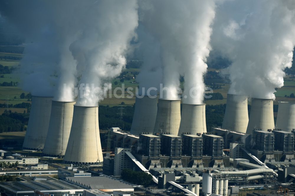 Luftaufnahme Teichland - Weiße Abgaswolken am Wärmekraftwerk Jänschwalde im Bundesland Brandenburg