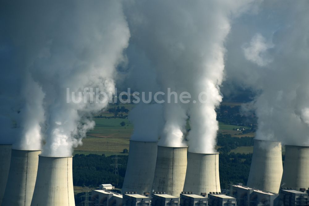 Teichland von oben - Weiße Abgaswolken am Wärmekraftwerk Jänschwalde im Bundesland Brandenburg