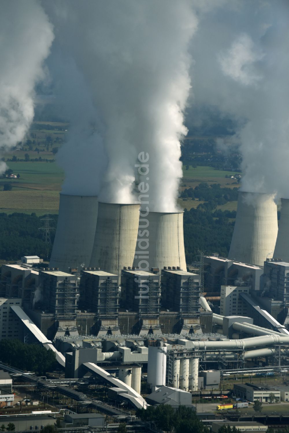 Teichland aus der Vogelperspektive: Weiße Abgaswolken am Wärmekraftwerk Jänschwalde im Bundesland Brandenburg