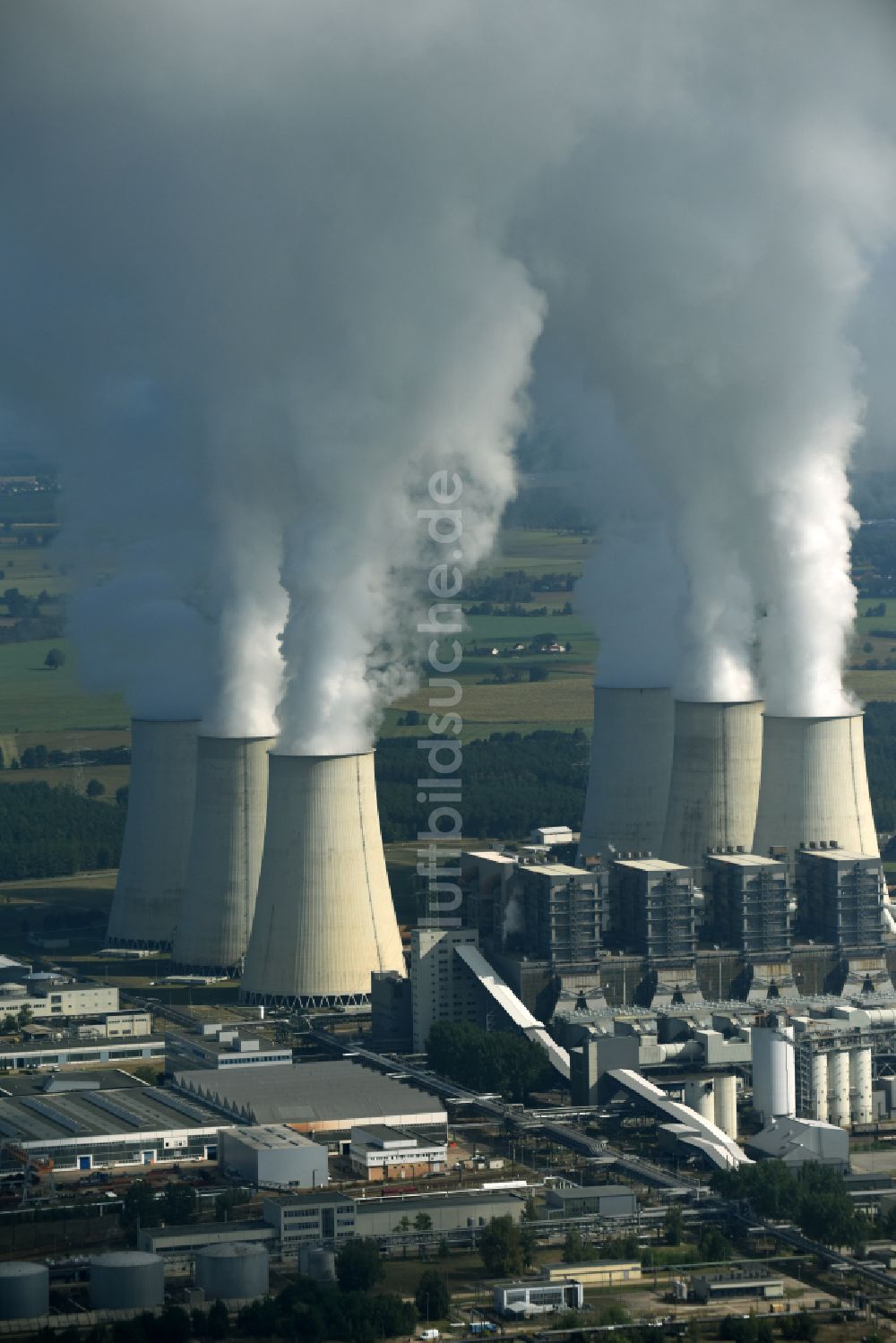 Luftbild Teichland - Weiße Abgaswolken am Wärmekraftwerk Jänschwalde im Bundesland Brandenburg