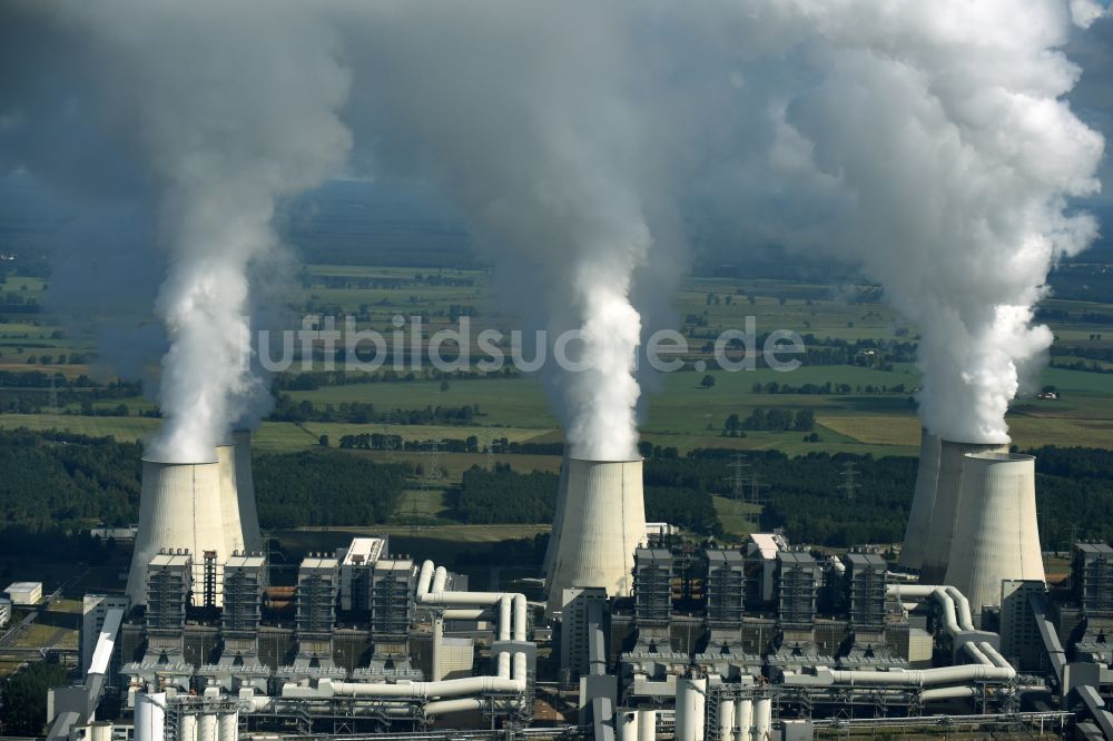 Luftaufnahme Teichland - Weiße Abgaswolken am Wärmekraftwerk Jänschwalde im Bundesland Brandenburg