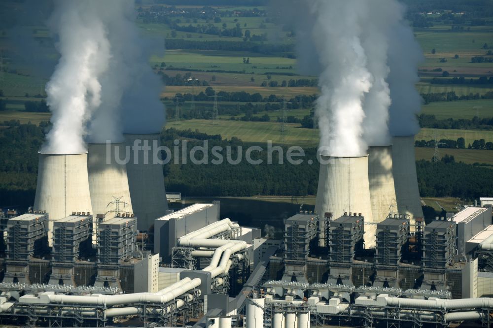 Teichland von oben - Weiße Abgaswolken am Wärmekraftwerk Jänschwalde im Bundesland Brandenburg