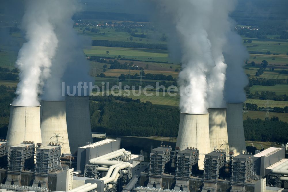 Teichland aus der Vogelperspektive: Weiße Abgaswolken am Wärmekraftwerk Jänschwalde im Bundesland Brandenburg