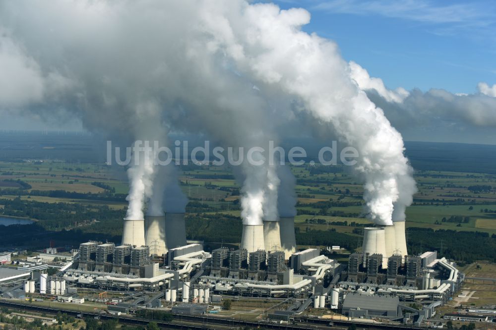 Luftbild Teichland - Weiße Abgaswolken am Wärmekraftwerk Jänschwalde im Bundesland Brandenburg