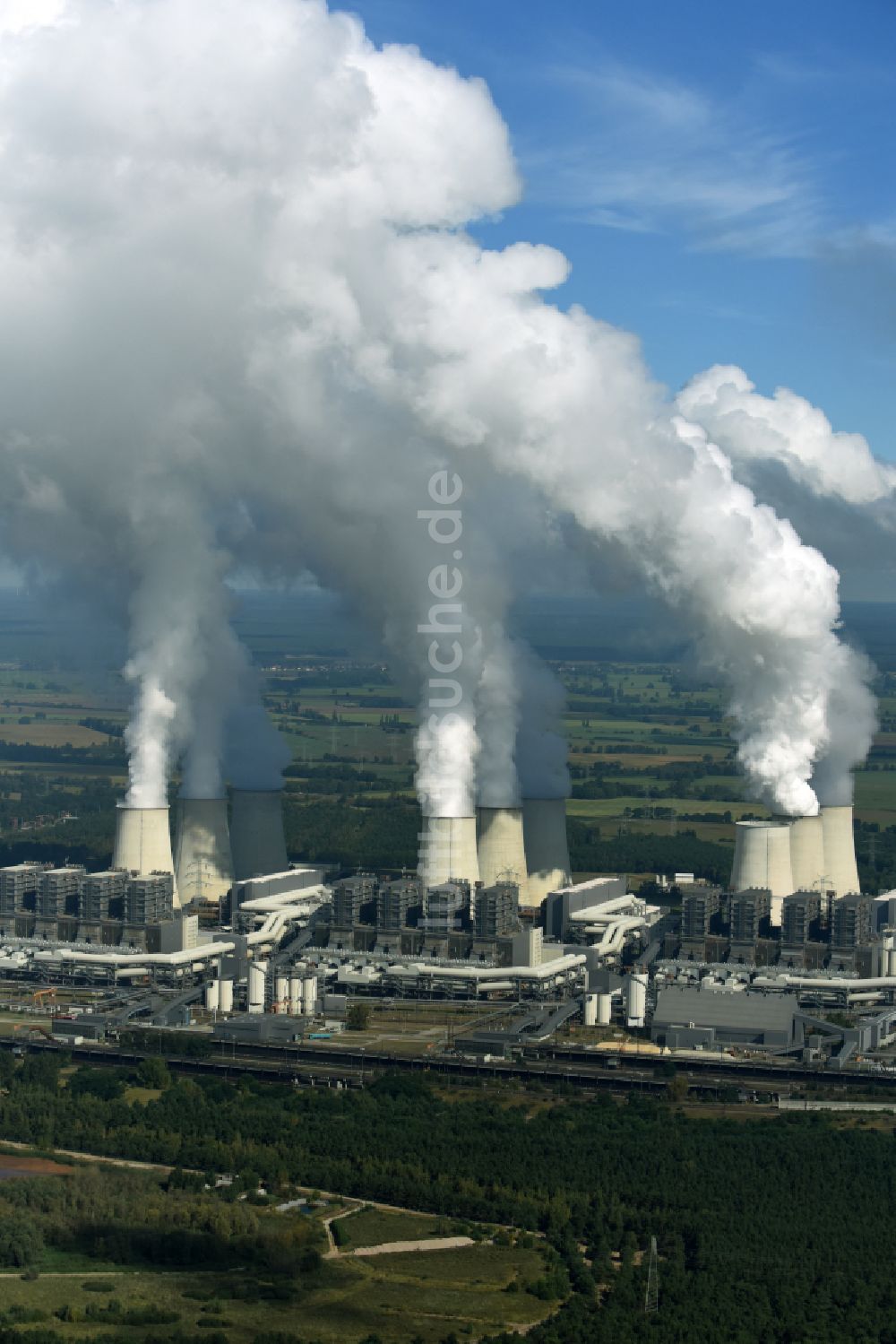 Luftaufnahme Teichland - Weiße Abgaswolken am Wärmekraftwerk Jänschwalde im Bundesland Brandenburg