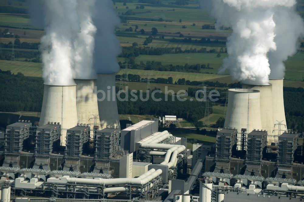 Luftbild Teichland - Weiße Abgaswolken am Wärmekraftwerk Jänschwalde im Bundesland Brandenburg