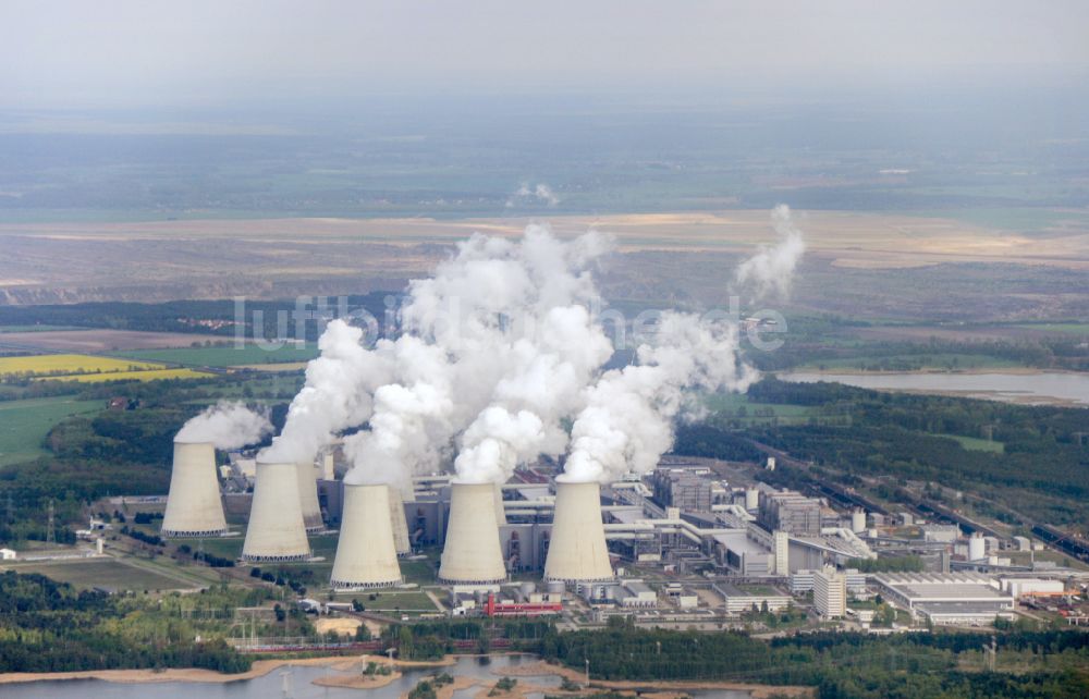 Luftaufnahme Teichland - Weiße Abgaswolken am Wärmekraftwerk Jänschwalde im Bundesland Brandenburg