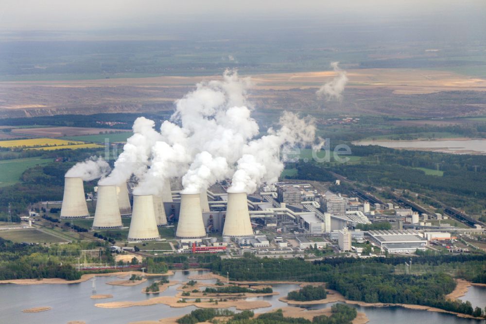 Teichland von oben - Weiße Abgaswolken am Wärmekraftwerk Jänschwalde im Bundesland Brandenburg