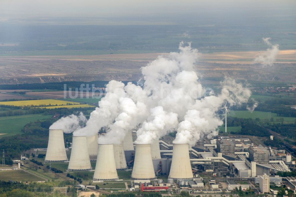 Teichland aus der Vogelperspektive: Weiße Abgaswolken am Wärmekraftwerk Jänschwalde im Bundesland Brandenburg