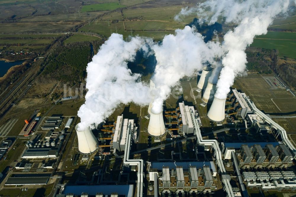 Teichland aus der Vogelperspektive: Weiße Abgaswolken am Wärmekraftwerk Jänschwalde im Bundesland Brandenburg