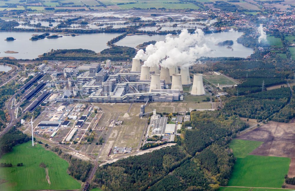 Teichland aus der Vogelperspektive: Weiße Abgaswolken am Wärmekraftwerk Jänschwalde im Bundesland Brandenburg