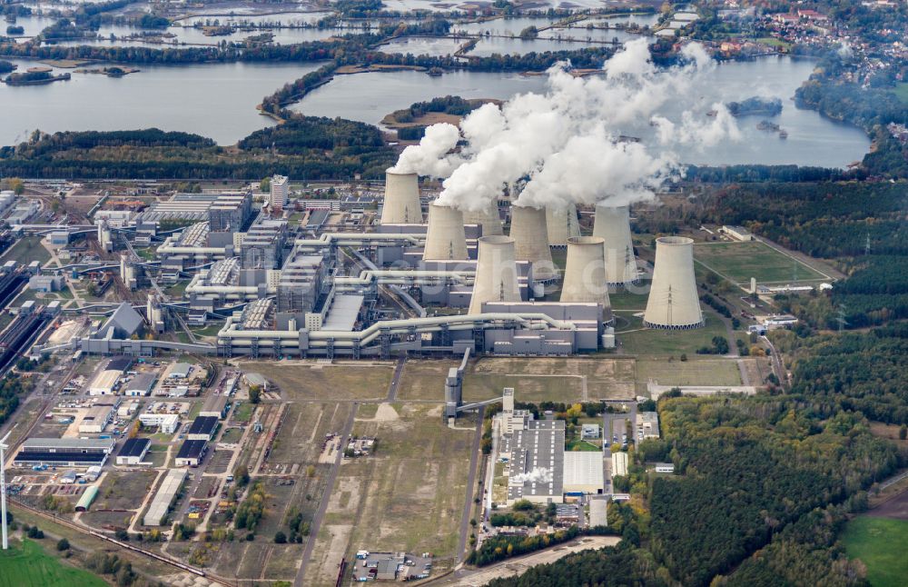 Luftaufnahme Teichland - Weiße Abgaswolken am Wärmekraftwerk Jänschwalde im Bundesland Brandenburg