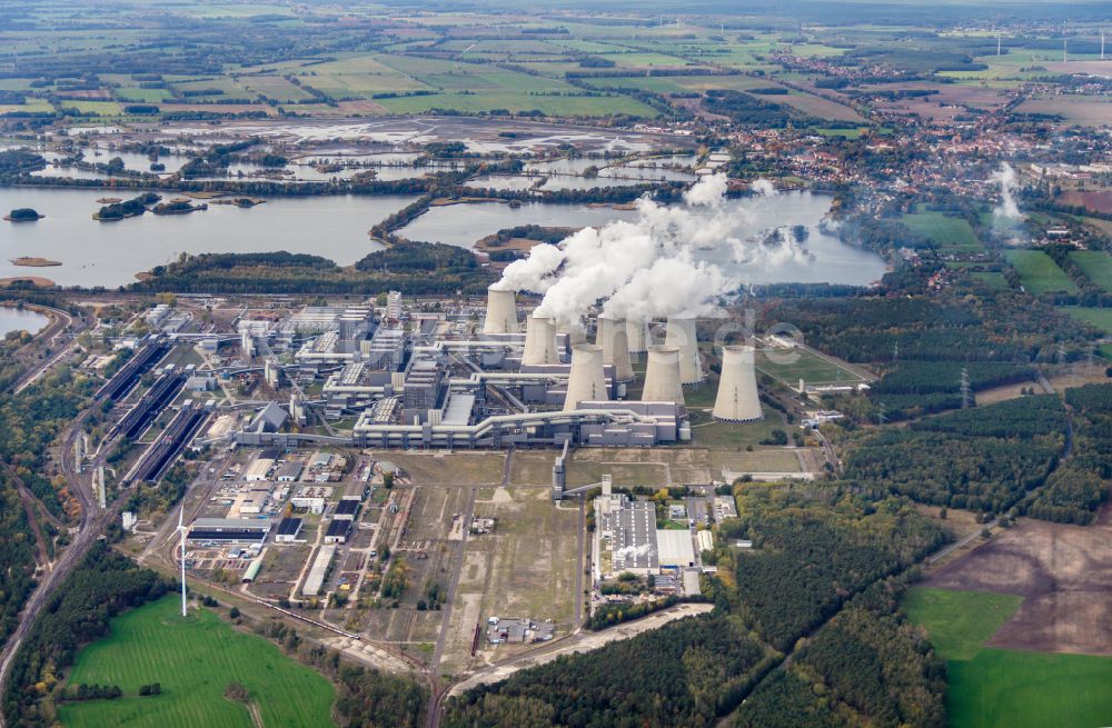 Teichland von oben - Weiße Abgaswolken am Wärmekraftwerk Jänschwalde im Bundesland Brandenburg