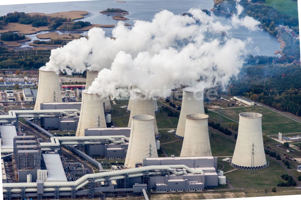 Teichland aus der Vogelperspektive: Weiße Abgaswolken am Wärmekraftwerk Jänschwalde im Bundesland Brandenburg