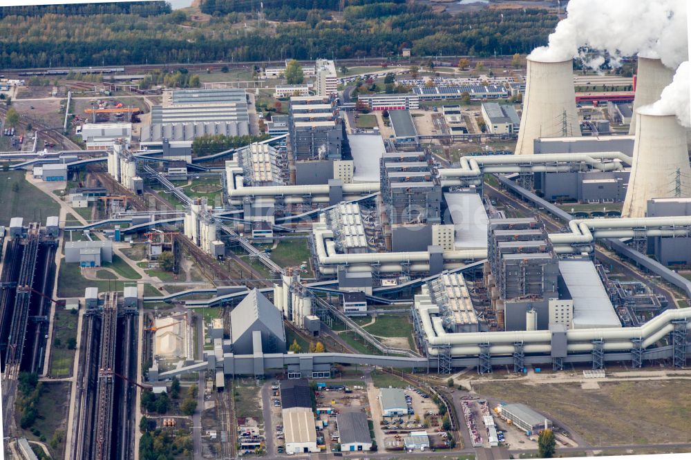 Luftbild Teichland - Weiße Abgaswolken am Wärmekraftwerk Jänschwalde im Bundesland Brandenburg