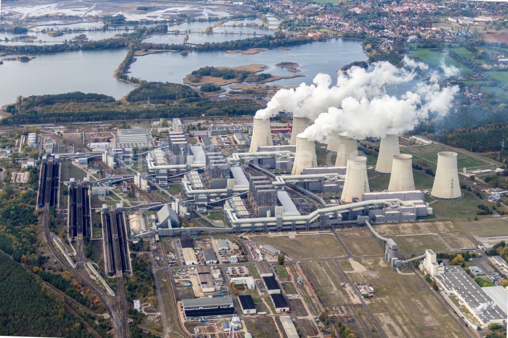 Luftaufnahme Teichland - Weiße Abgaswolken am Wärmekraftwerk Jänschwalde im Bundesland Brandenburg