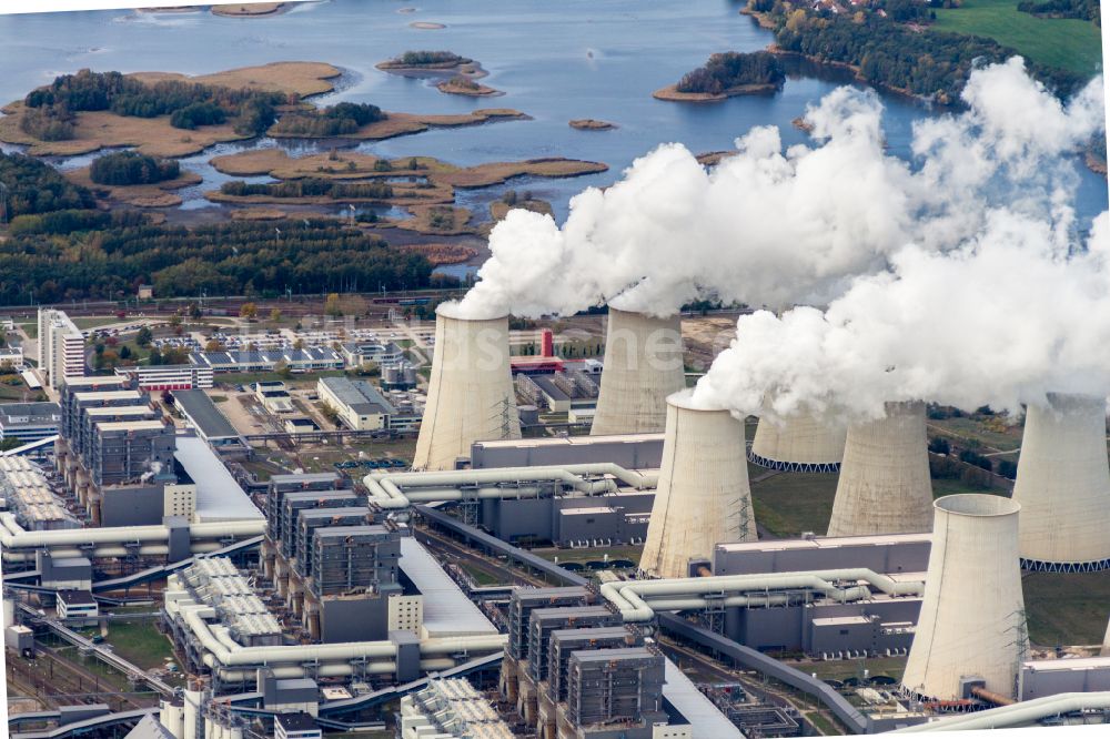 Teichland von oben - Weiße Abgaswolken am Wärmekraftwerk Jänschwalde im Bundesland Brandenburg