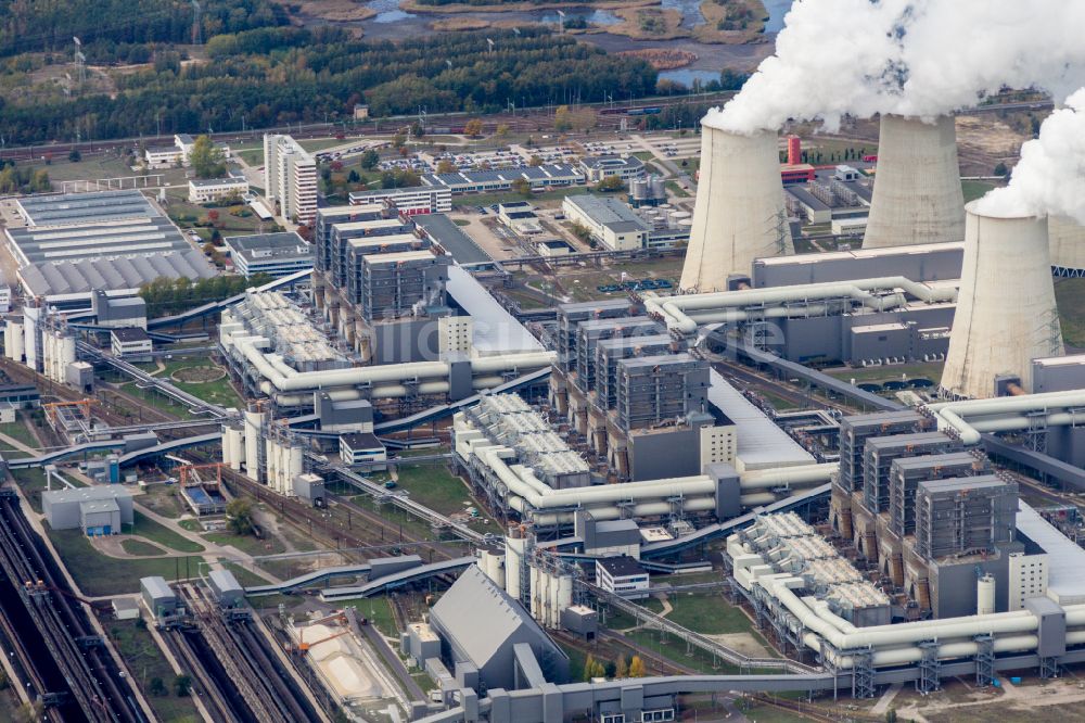 Teichland aus der Vogelperspektive: Weiße Abgaswolken am Wärmekraftwerk Jänschwalde im Bundesland Brandenburg