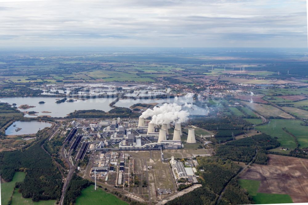 Teichland aus der Vogelperspektive: Weiße Abgaswolken am Wärmekraftwerk Jänschwalde im Bundesland Brandenburg