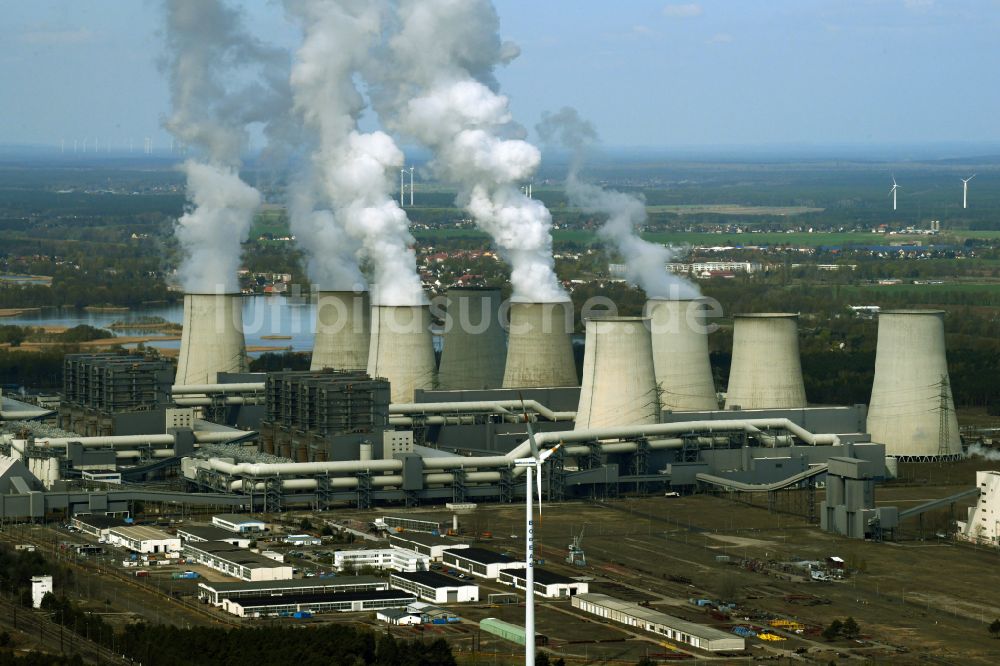 Teichland aus der Vogelperspektive: Weiße Abgaswolken am Wärmekraftwerk Jänschwalde im Bundesland Brandenburg