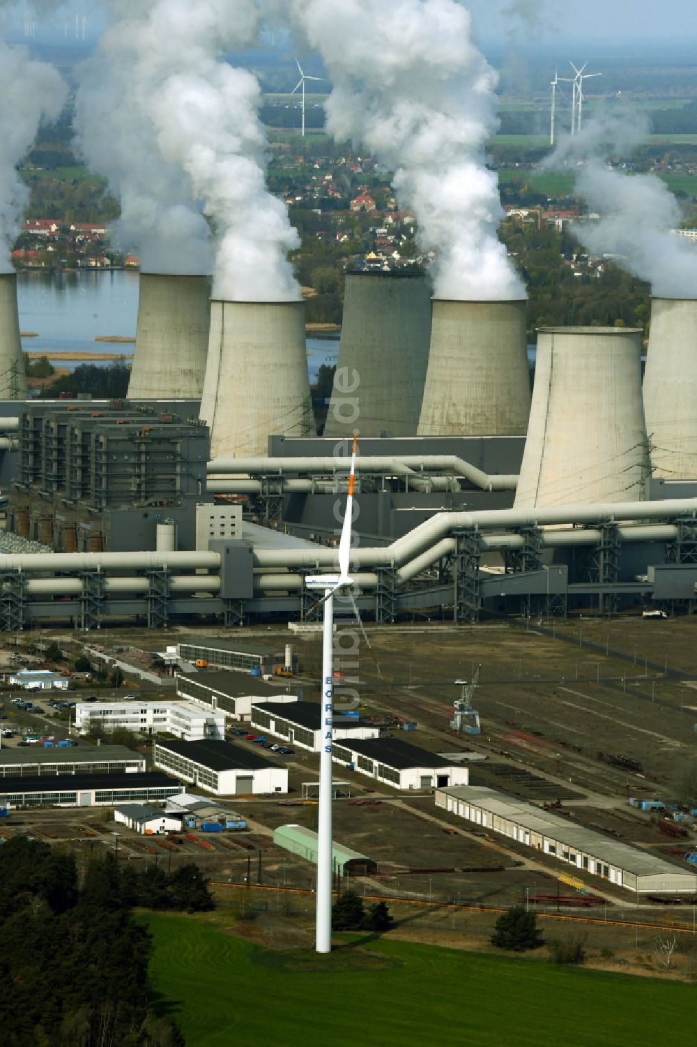 Luftbild Teichland - Weiße Abgaswolken am Wärmekraftwerk Jänschwalde im Bundesland Brandenburg