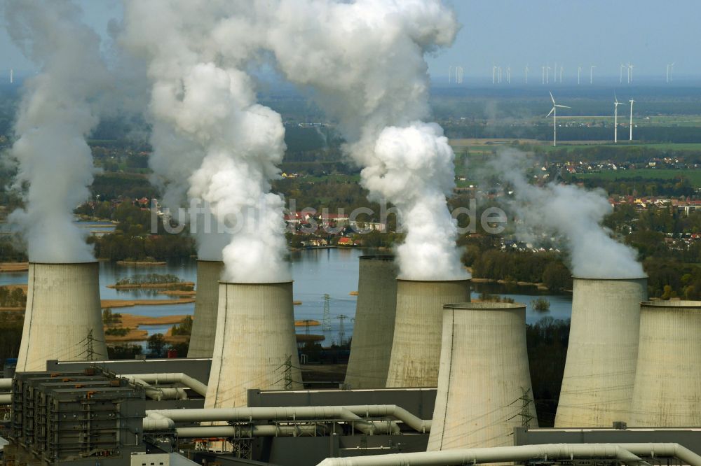 Luftaufnahme Teichland - Weiße Abgaswolken am Wärmekraftwerk Jänschwalde im Bundesland Brandenburg