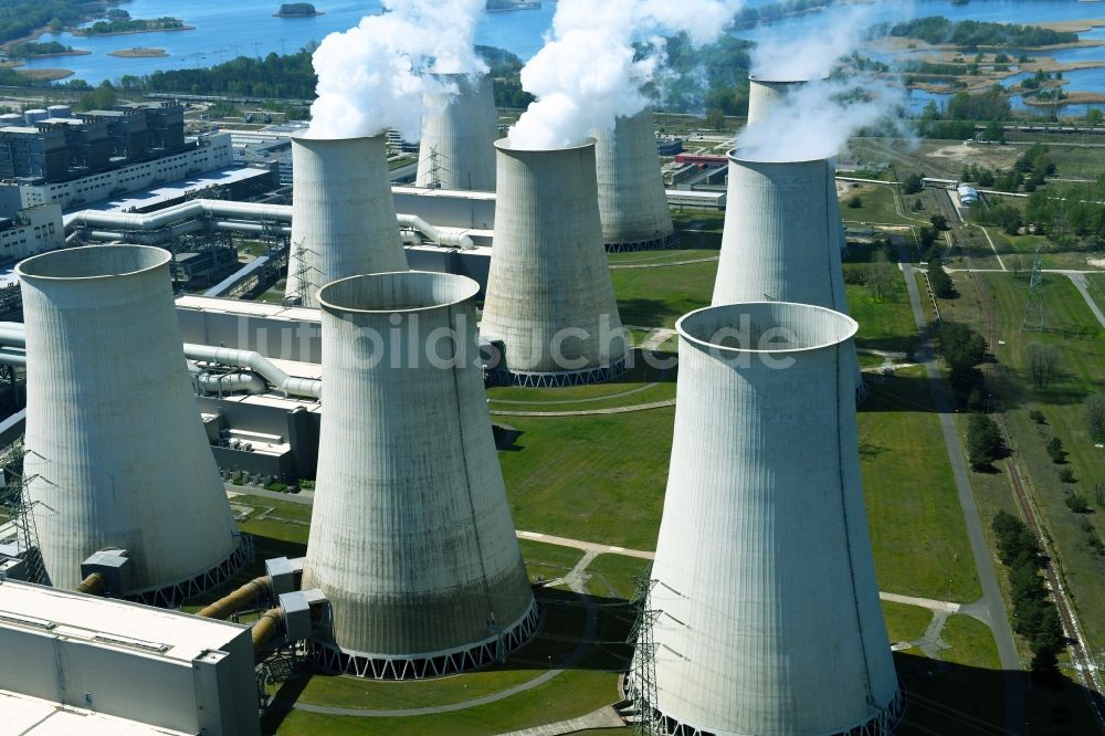 Luftaufnahme Teichland - Weiße Abgaswolken am Wärmekraftwerk Jänschwalde im Bundesland Brandenburg